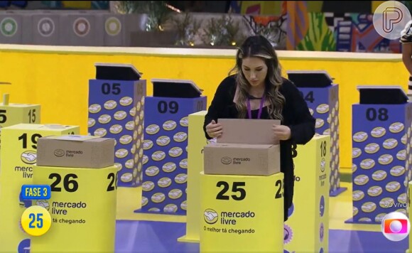 Logo em seguida, Amanda escolheu o número 25, onde estava o card correto