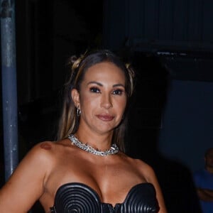 Valesca Popozuda também apostou em um look all black extravagante para curtir a festa de Anitta