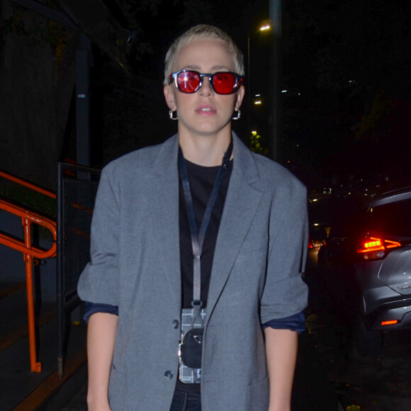 Atriz Marcella Rica compareceu ao segundo dia de festa de Anitta com um look (quase) all black composto por um blazer e óculos escuros