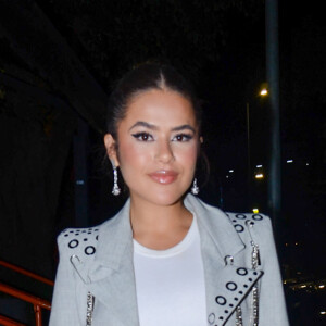 Maisa Silva elegeu look mais clean com alguns acessórios e uma bota preta para segunda festa de Anitta