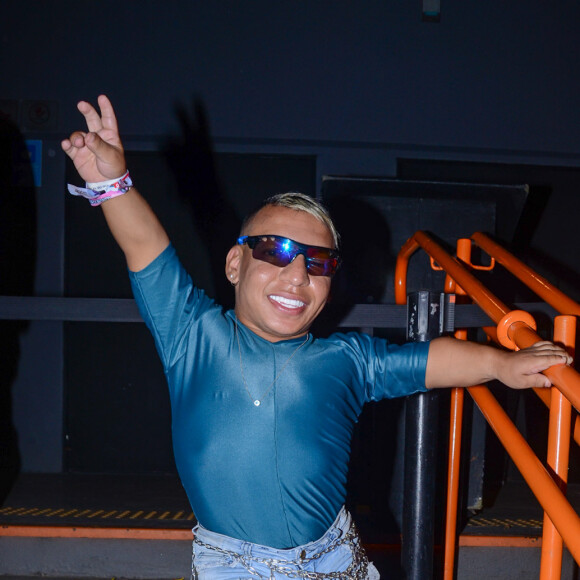 Se destacando dos outros convidados, influenciador Tokinho surgiu com um look azul e crocs para segunda festa de Anitta