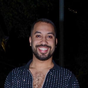 Gil do Vigor saiu do Lollapalooza direto para a festa de Anitta. O ex-BBB seguiu o 'dress code' da noite e escolheu uma produção all black