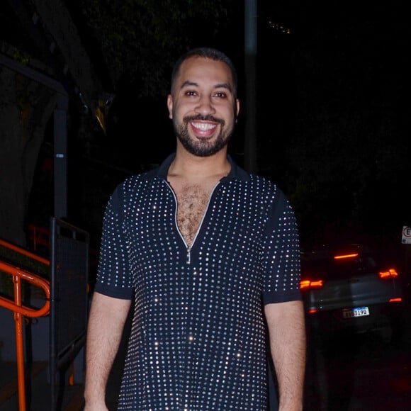 Gil do Vigor saiu do Lollapalooza direto para a festa de Anitta. O ex-BBB seguiu o 'dress code' da noite e escolheu uma produção all black