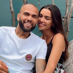 Joana Sanz visita Daniel Alves na prisão