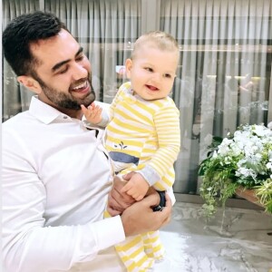 Thiago Costa encantou a web com foto segurando o sobrinho, filho de Lyandra Costa