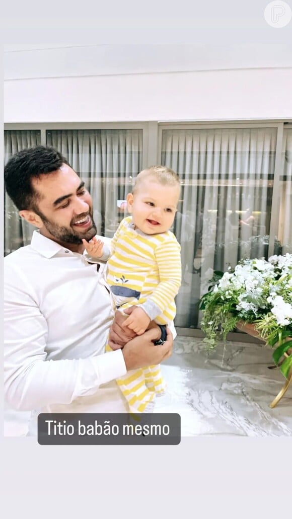 Thiago Costa encantou a web com foto segurando o sobrinho, filho de Lyandra Costa