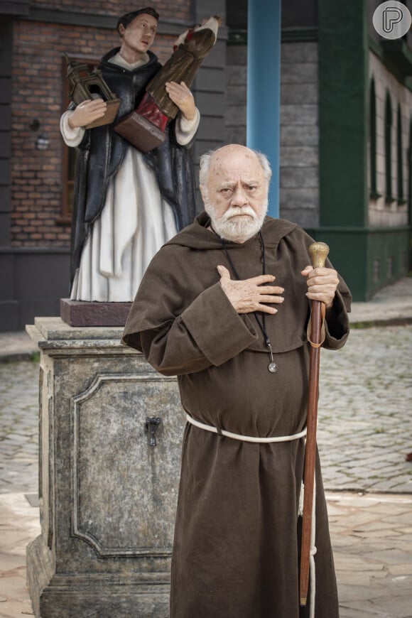 Marê (Camila Queiroz) recebe um balde de água fria do frei Leão (Tonico Pereira) a respeito de Marcelino/Ângelo (Levi Asaf), na novela 'Amor Perfeito': 'Non, Marê! Ele non pode ser suo filho'