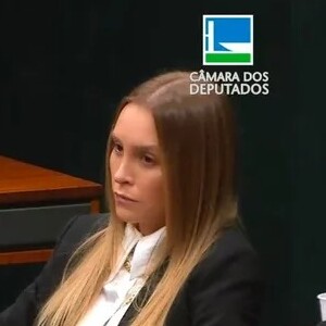 Carla Diaz acompanhou o noivo, o deputado Felipe Becari, em uma sessão na Câmara dos Deputados