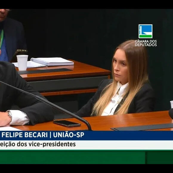 Carla Diaz acompanhou o noivo, o deputado Felipe Becari, em uma sessão na Câmara dos Deputados