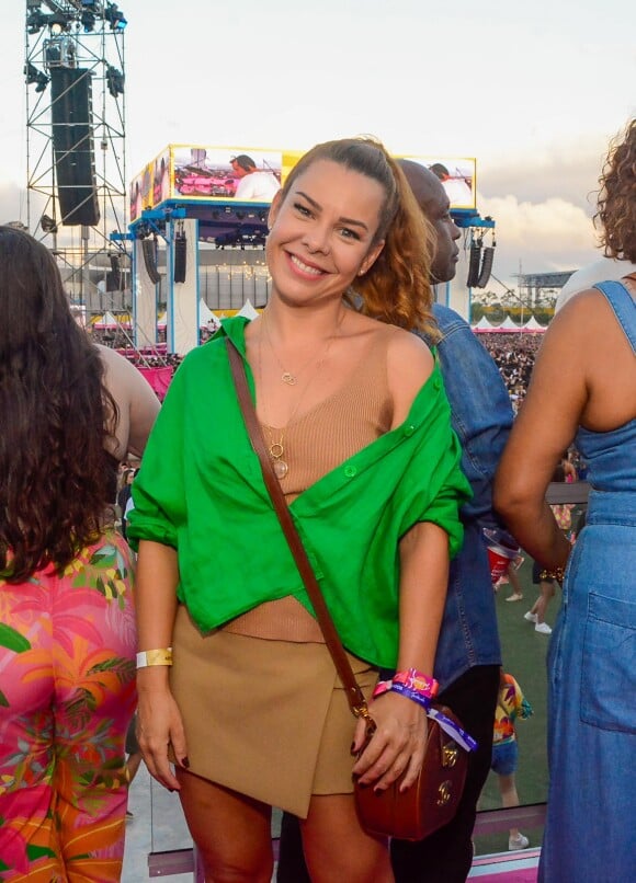 Ex-mulher de Thiaguinho, Fernanda Souza apostou na combinação de verde e bege para a 'Tardezinha'