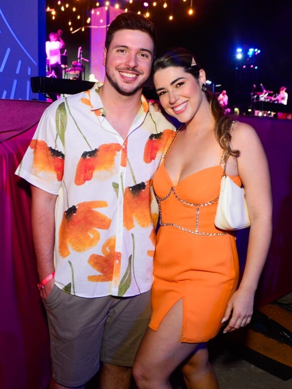 Vivian Amorim e o noivo, Leo Hirschmann, combinaram laranja em looks para a 'Tardezinha'