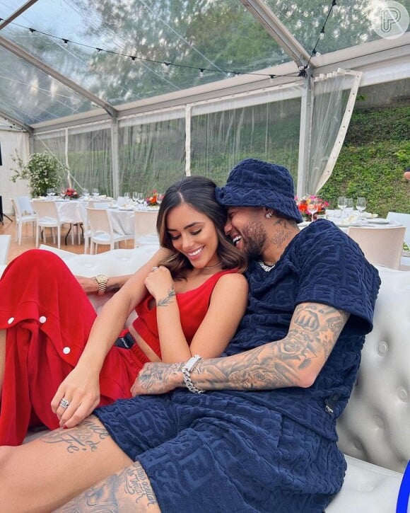 Neymar estava acompanhado pela namorada, Bruna Biancardi, assistindo ao show de Thiaguinho