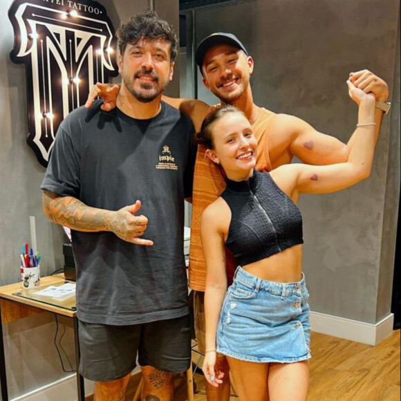 Larissa Manoela e André Luiz Frambach compartilharam o momento após terminarem as tatuagens