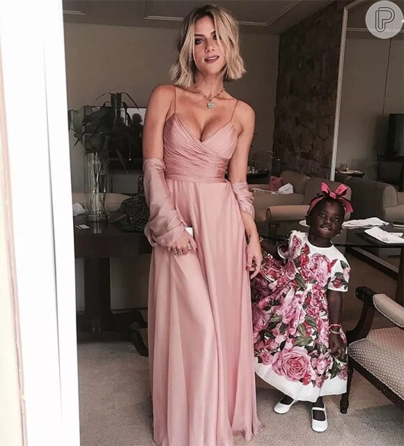 Vestido rosa suave foi escolha de Giovanna Ewbank para ser madrinha de Marina Ruy Barbosa