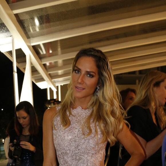 Vestido de festa com transparência: que tal esse longo com renda de Giovanna Ewbank?