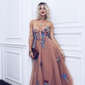 Vestido de festa rosé de Giovanna Ewbank ganhou toque moderno com aplicações bordadas