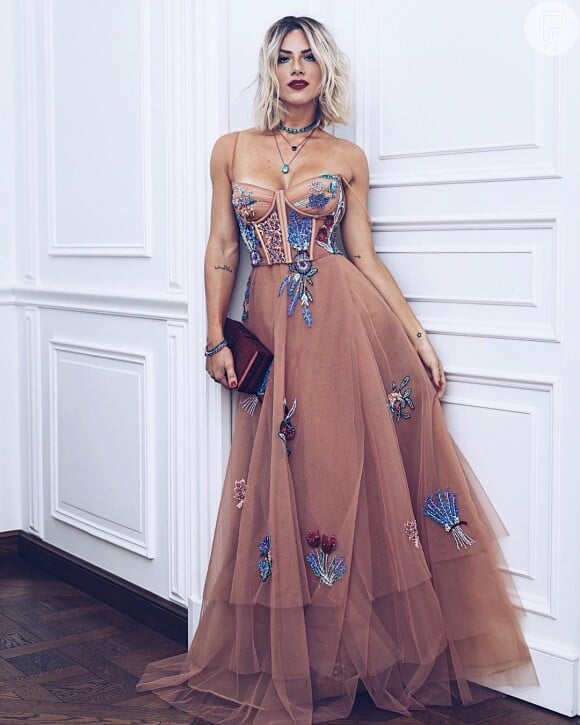 Vestido de festa rosé de Giovanna Ewbank ganhou toque moderno com aplicações bordadas