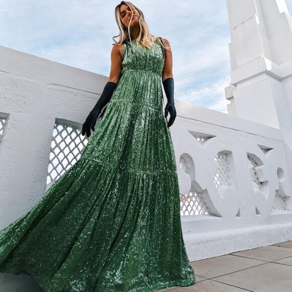 Vestido verde de festa de Giovanna Ewbank é repleto de brilho: esse look foi usado com luvas em premiação na Espanha