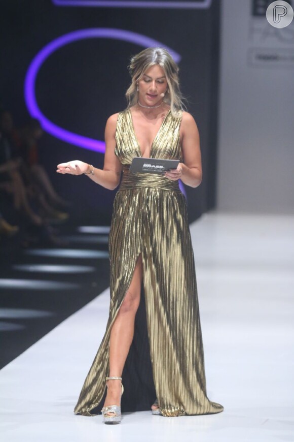 Vestido de festa plissado de Giovana Ewbank: esse tom de dourado com fenda combinou com o cabelo loiro da apresentadora