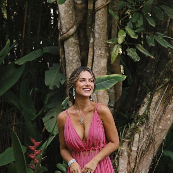 Vestido de festa cor de rosa de Giovanna Ewbank é versátil