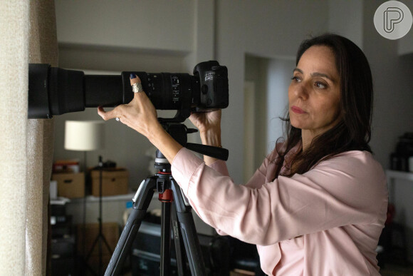 Pilar (Claudia Mauro) instalou câmeras na casa de Helô (Giovanna Antonelli) na novela 'Travessia'