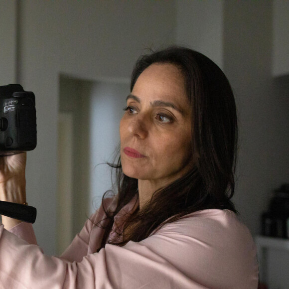 Pilar (Claudia Mauro) instalou câmeras na casa de Helô (Giovanna Antonelli) na novela 'Travessia'