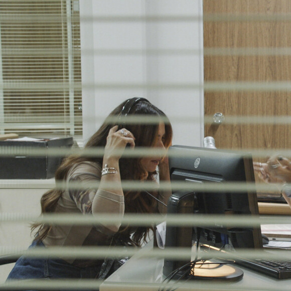 Helô (Giovanna Antonelli) enfim descobre as câmeras e escutas instaladas em sua casa, na novela 'Travessia'