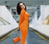 Larissa Manoela escolheu look laranja com modelagem midi e mais ajustada ao corpo