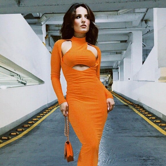 A atriz Larissa Manoela montou um look arrasador em laranja com a trend cut out em evidência