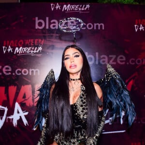 MC Mirella foi ironizada após ganhar beijo de Dynho Alves e apontar reconciliação