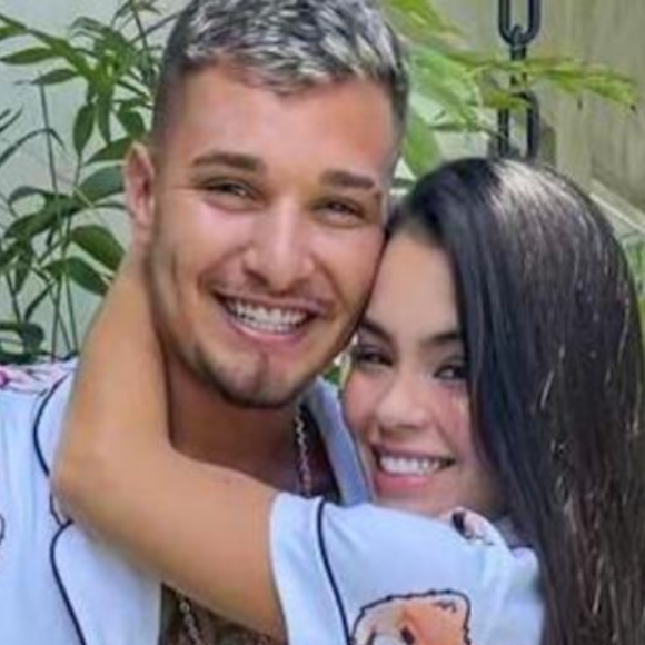 Bia Michelle foi até o carro e bateu muito no vidro, até que ele abrisse. MC Gui ficou pálido e se limitou apenas a pedir desculpas