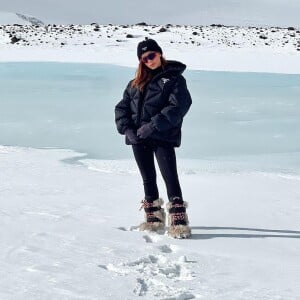Anitta andou tranquilamente pelo lugar e se divertiu nas geleiras do país