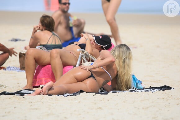 Yasmin Brunet espalhou bronzeador no bumbum em dia de praia