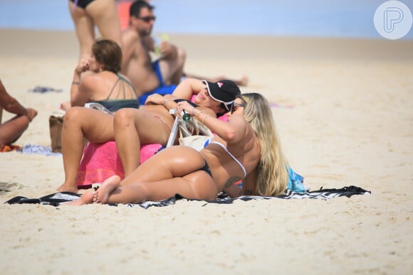 Bumbum de Yasmin Brunet chamou atenção na praia