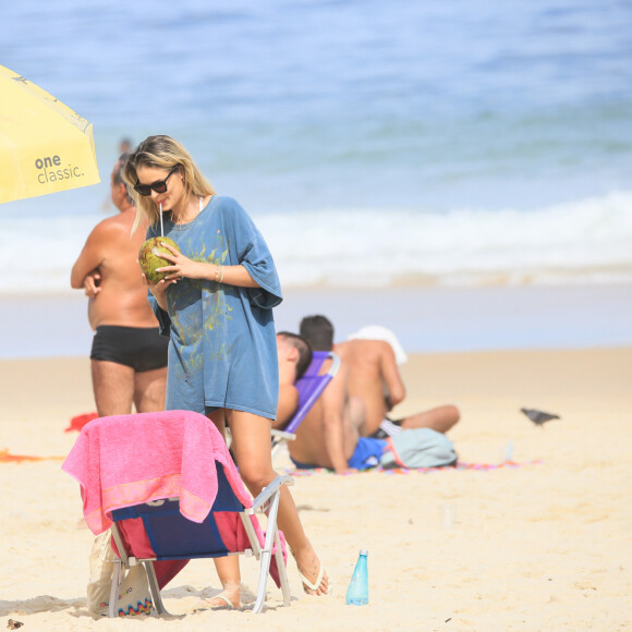Yasmin Brunet deixou praia com água de coco