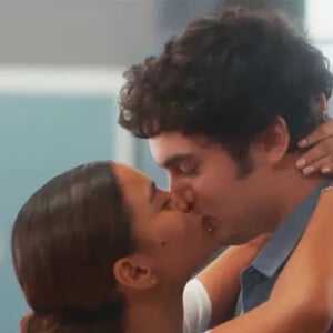 Na novela 'Vai na Fé', Jenifer (Bella Campos) e Tatá (Gabriel Contente) enfrentam uma 'DR' logo após transarem pela primeira vez