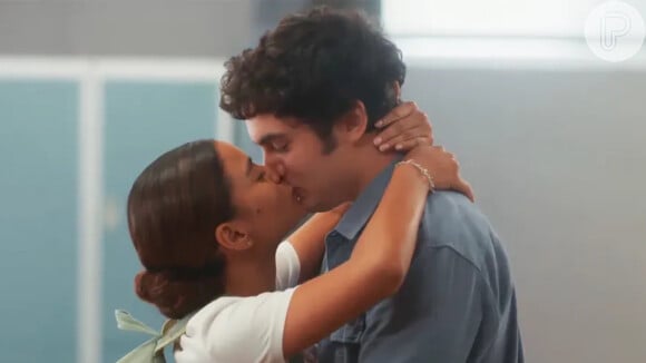 Na novela 'Vai na Fé', Jenifer (Bella Campos) e Tatá (Gabriel Contente) enfrentam uma 'DR' logo após transarem pela primeira vez