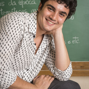Segredo de Tatá (Gabriel Contente), que ele estudou em escola particular, é descoberto por Jenifer (Bella Campos) na novela 'Vai na Fé'