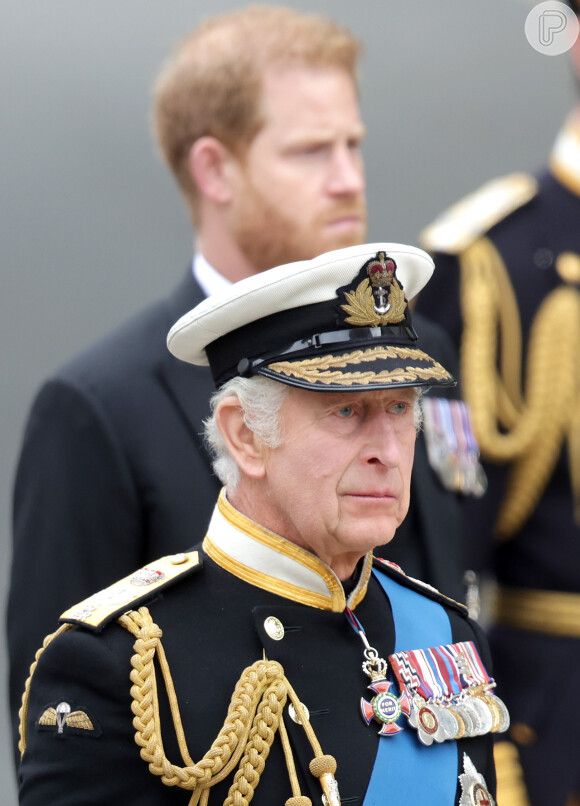 Em contrapartida, Rei Charles III está muito emocionado com a presença do filho, Príncipe Harry 
