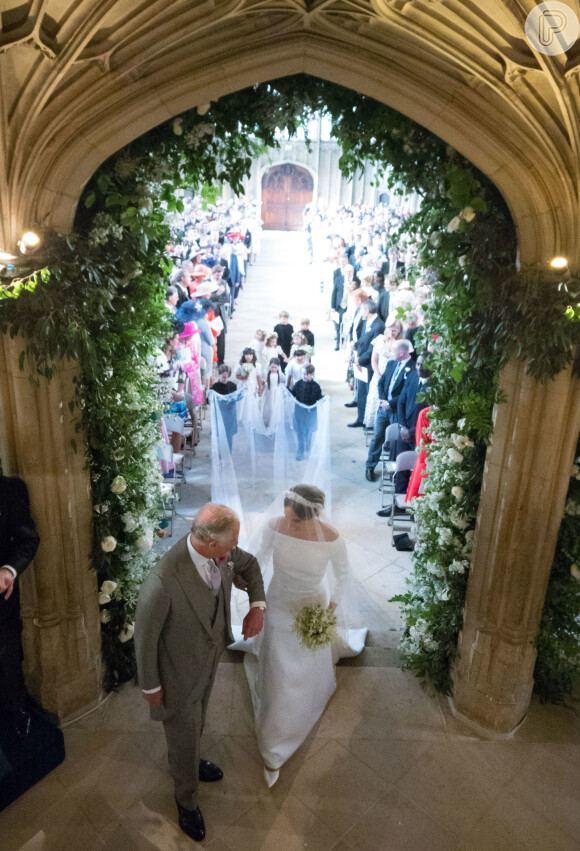 Em maio de 2018, o então Príncipe Charles levou Meghan Markle até o altar em seu casamento
