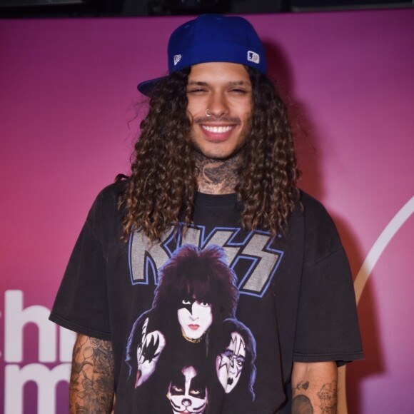 Vitão se pronunciou após conta de Instagram divulgar supostas trocas de mensagens entre a mãe do filho do cantor e um produtor