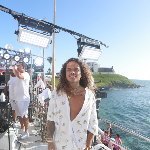 Vitão pediu respeito através de nota emitida por sua assessoria: 'Mais informações só serão dadas pelo próprio Vitão ou a mãe do bebê, no momento em que eles decidirem, de comum acordo'