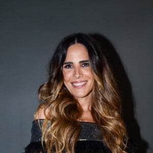 Wanessa Camargo usou look recortado, com mangas assimétricas, e ombro a ombro para show em São Paulo em 15 de abril de 2023