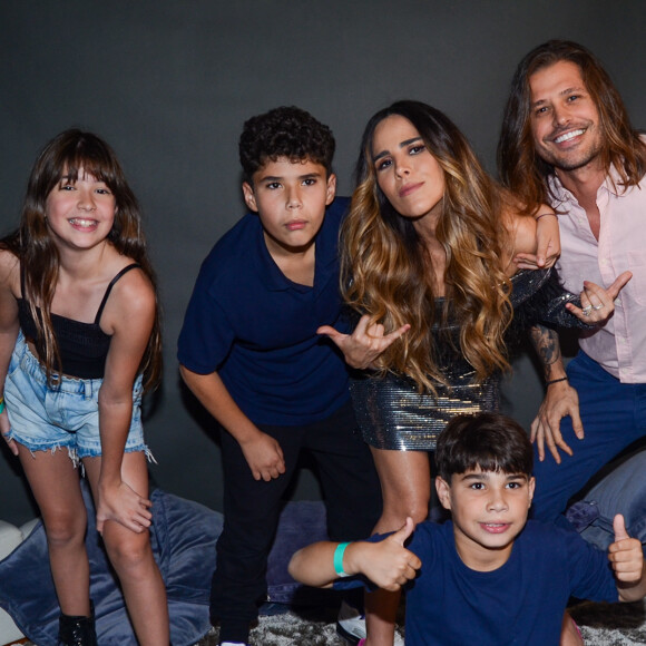 Wanessa Camargo, Dado Dolabella, os filhos dela e a filha dele posaram em clima de descontração em camarim
