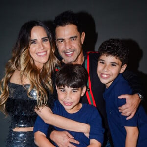 Zezé Di Camargo, a filha Wanessa Camargo e os netos José Marcus e João Francisco tiraram fotos antes do show da artista