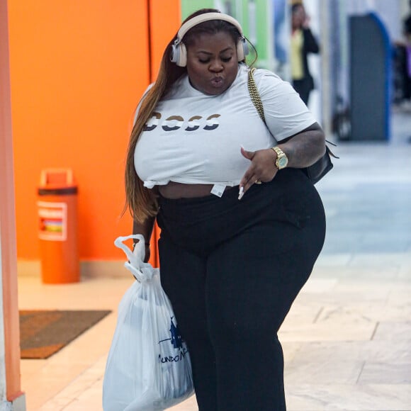 Jojo Todynho fez dancinha ao avistar fotógrafo em aeroporto no Rio de Janeiro