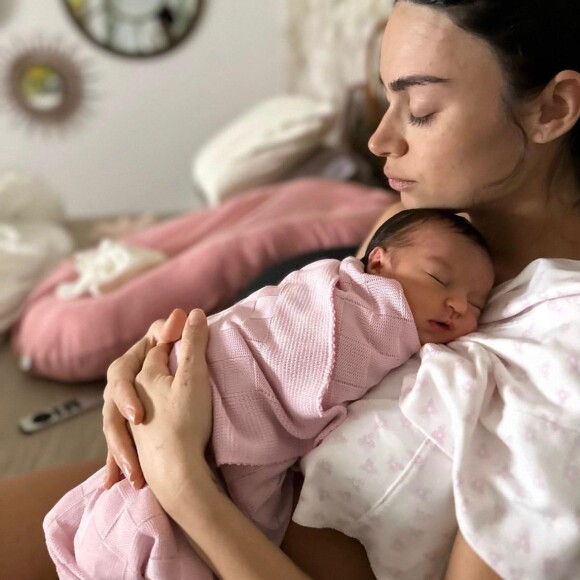 Thaila Ayala também compartilhou a primeira foto de Tereza em casa