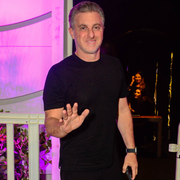 Luciano Huck marcou presença em festa de Ludmilla no Rio