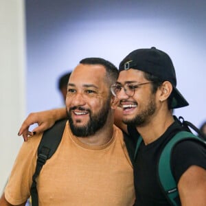 Gabriel Santana é tietado por fãs em aeroporto do Rio de Janeiro após participar do 'BBB 23'