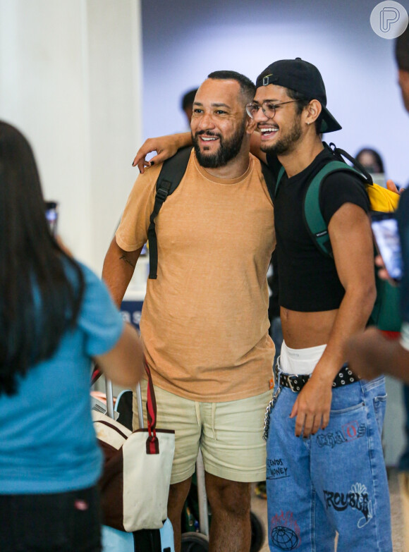 Gabriel Santana é tietado por fãs em aeroporto do Rio de Janeiro após participar do 'BBB 23'